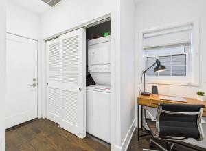 King Bed with Chefs Kitchen and Free Parking - Pets OK