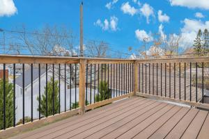 Bright 3BR Upper Level Stay • Pet Friendly