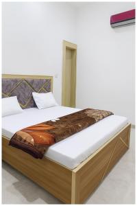 Surya Nagar Hotel M - Residency Near Baba Ji Gurudev Mandir- Sri Krishna Janmabhoomi - Room Service and Parking facilities - Fully Air conditioning Luxuary Room - Top Rated Hotel In Mathura