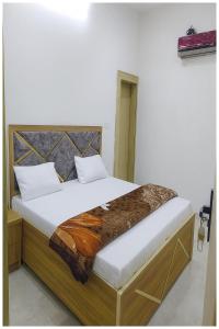 Surya Nagar Hotel M - Residency Near Baba Ji Gurudev Mandir- Sri Krishna Janmabhoomi - Room Service and Parking facilities - Fully Air conditioning Luxuary Room - Top Rated Hotel In Mathura