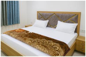 Surya Nagar Hotel M - Residency Near Baba Ji Gurudev Mandir- Sri Krishna Janmabhoomi - Room Service and Parking facilities - Fully Air conditioning Luxuary Room - Top Rated Hotel In Mathura