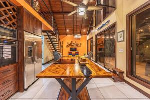 Casa de los Lorros close to whale tail