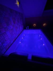 Logement à thème médiéval avec balneo