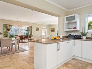 Sunny Thesen Islands Cottage