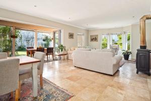 Sunny Thesen Islands Cottage