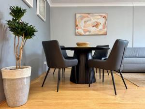 Burleigh Beach Retreat, Refurbished 1BR Apartment, 30m to Beach