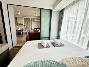 Stylish 1BR Surin Beach Kitchen & Rooftop Pool by Renttini