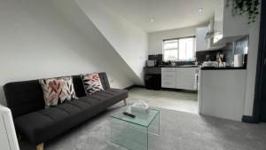 Modern Comfort Rooms in Spacious Home by YO ROOM! Free Parking at Aylestone - Leicester