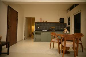 Noi Homes - Entire 2BHK Luxury Flat with Kitchen, Balcony and Complementary Breakfast
