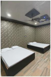 Hotel Ragam V Bharat Near Kashi Railway Station and Kashi Vishwanath Temple - Free Wi-Fi - Paid Parking Facilities -Fully Air conditioning Room - Best Hotel In Varanasi