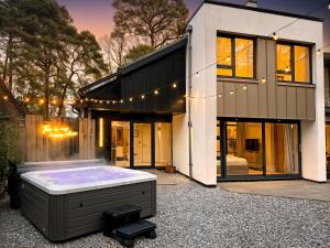 Arden House - Luxury Home with Hot Tub - Games Room - Fire Pit