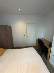 Luxurious and Spacious Central London room in Canary Wharf with a City View & a Private Bathroom