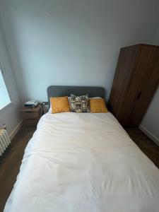 Luxurious and Spacious Central London room in Canary Wharf with a City View & a Private Bathroom