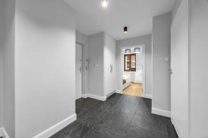 2-Bedroom Downtown Apt - 75m2, AC and Balcony - by Rentujemy