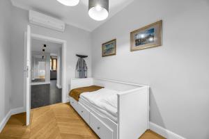 2-Bedroom Downtown Apt - 75m2, AC and Balcony - by Rentujemy