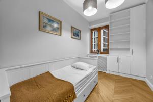 2-Bedroom Downtown Apt - 75m2, AC and Balcony - by Rentujemy