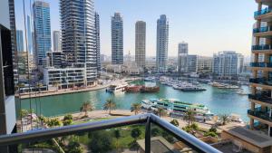Sparkle Tower by Swarovski, Full Marina View, 2min JBR & Metro, Sleeps 4