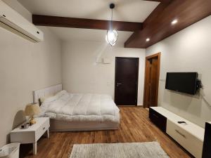 luxury studio Westown sodic