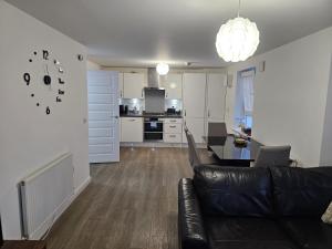 Stylish 2-Bed Flat with Open-Plan Living plus Parking