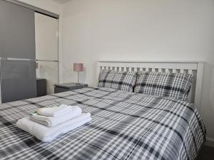 Stylish 2-Bed Flat with Open-Plan Living plus Parking