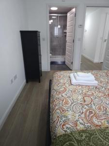 Stylish 2-Bed Flat with Open-Plan Living plus Parking