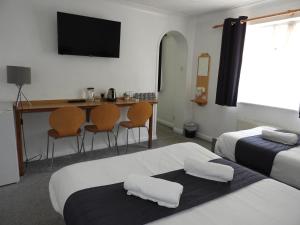 All Seasons Gatwick Guest House & Parking