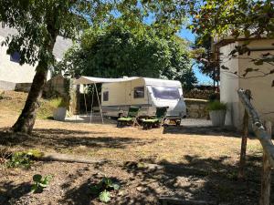 Ruime caravan met prive sanitair, laadpaal en vast bed