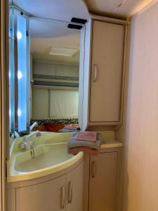Ruime caravan met prive sanitair, laadpaal en vast bed