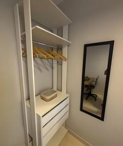 2 quartos, ar condicionado e pertinho do centro