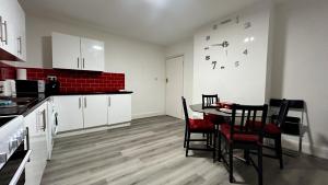 Stunning 5BR Apartment in Mill Hill 20 mins to Central London