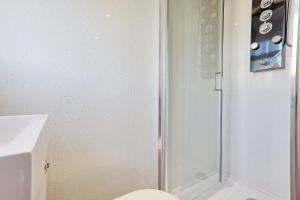 Three-Bedroom House with Two Bathrooms near Tilbury Port