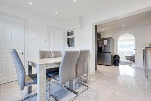 Three-Bedroom House with Two Bathrooms near Tilbury Port