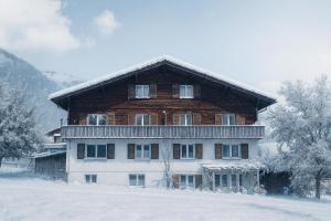 Ferienwohnung mit Balkon nahe Interlaken & Adelboden