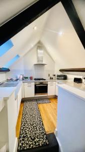 City Luxury Penthouse with Living Area & Rooftop Terrace