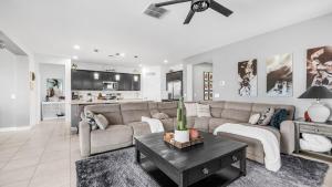 Glendale 4br, near by State Farm, LA Dodgers, Glendale Arena & Luke Air Force Base