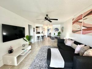 Modern 2BR Lakeview Near Orlando Airport Free Parking
