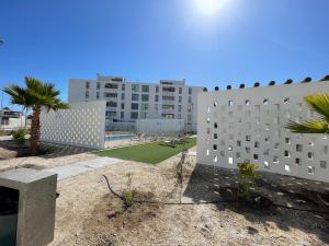 Cozy and New! Walk to the beach