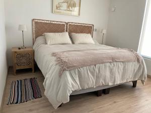 Cozy and New! Walk to the beach