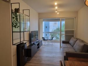 Apto a Passos da Praia com Suíte e Quarto