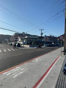 Apto a Passos da Praia com Suíte e Quarto