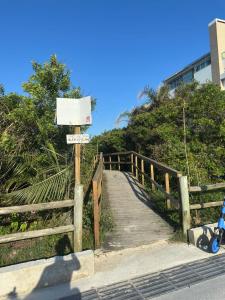 Apto a Passos da Praia com Suíte e Quarto