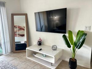 Modern 2BR Lakeview Near Orlando Airport Free Parking