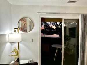 Modern 2BR Lakeview Near Orlando Airport Free Parking