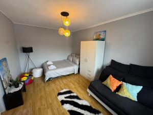 Black & White, Rezerva acum garsoniera cozy, cafea Lavazza, balcon, priveliște spre munte, saltea premium, fotoliu puf