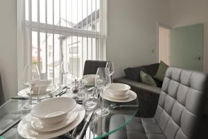 Chesterfield 2 Bed Apt - Sleeps 5 - Ideal for Workers - Hosted by StayHostSave