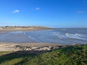 Coastal Comfort - Two Bed Terrace on Barry Island