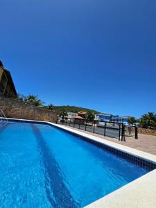 2 quartos com ar condicionado, piscina, sauna e churrasqueira