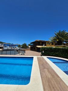 2 quartos com ar condicionado, piscina, sauna e churrasqueira