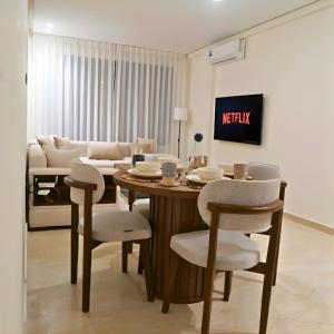 ORA Luxoria Suite Racine & Gym by Staycationcasa