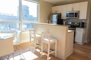 Stay Like A Boss- Penthouse-Views- Convention Center- Free Parking